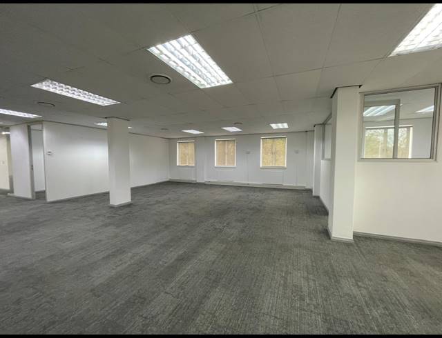 2,415M² OFFICE FOR SALE IN BRYANSTON